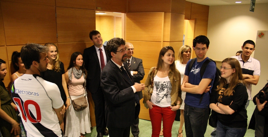 Ricardo Vieralves charla con los jóvenes, en presencia de Manuel Parras y Gustavo Ferreira