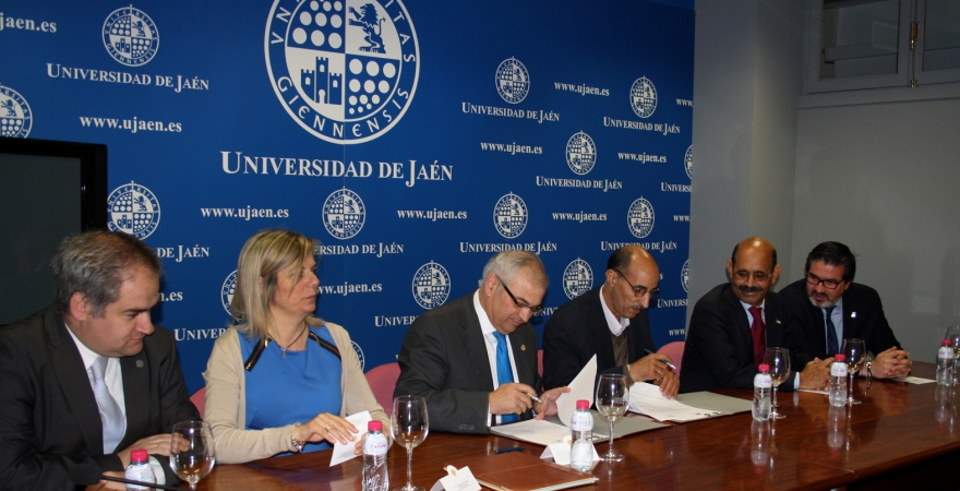 Acto de firma de convenio entre ambas universidades. Foto: Paqui Avi.