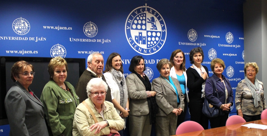 Foto de familia entre representantes instituciones y miembros de la nueva asociación. Foto: Cristina Lechuga.
