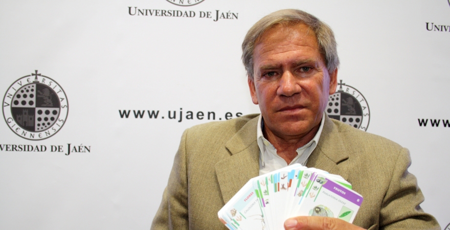 El profesor Ramón González muestra la cartas de la baraja de las plagas.