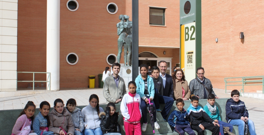Escolares del Colegio Ruiz Jiménez, antes de realizar la visita a la UJA. Foto: Víctor Abolafia.