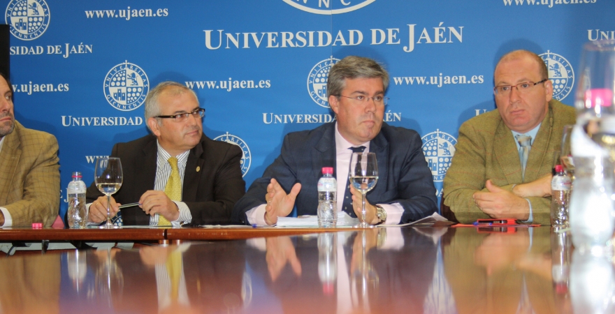 El Rector de la UJA, el alcalde de Jaén y el concejal de Urbanismo, en la reunión de hoy. Foto: Víctor Abolafia