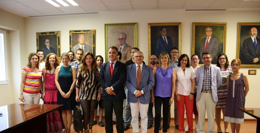 Foto de familia con representantes institucionales y docentes de la UJA que participan en el programa.