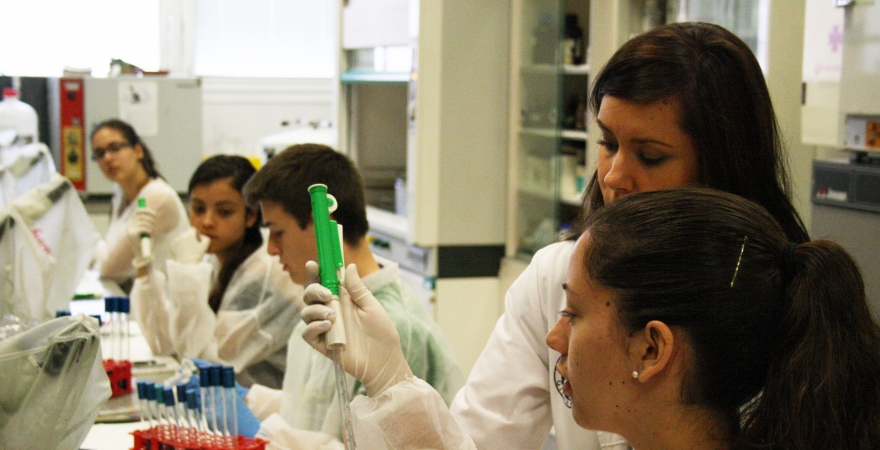 Los estudiantes analizan muestras en el taller de Microbiología.