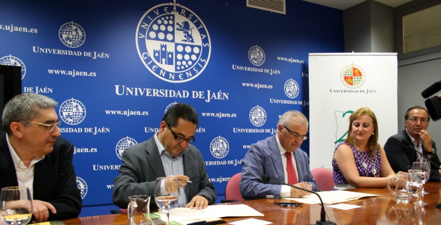 Momento de la firma de los dos convenios entre la UJA y la SAFA