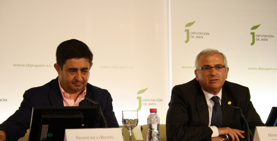 Francisco Reyes y Manuel Parras, tras la firma del convenio