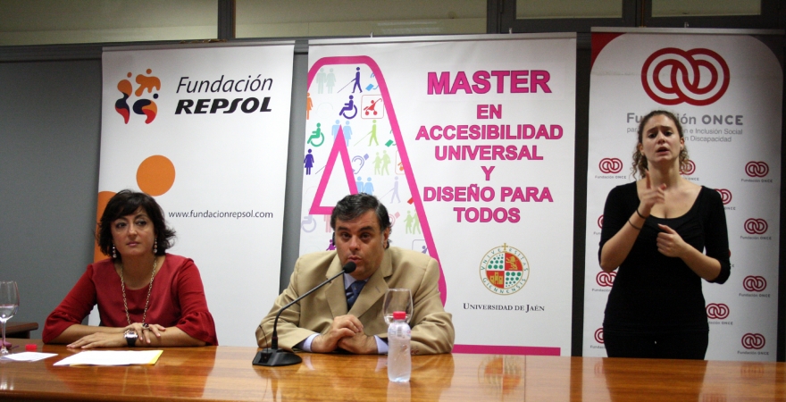 Yolanda de la Fuente y Jesús Hernández, junto con una profesional en lenguaje de signos