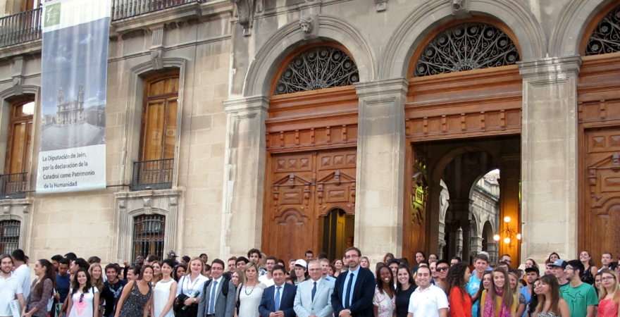 Foto de familia ante las puertas de la Diputación Provincial.