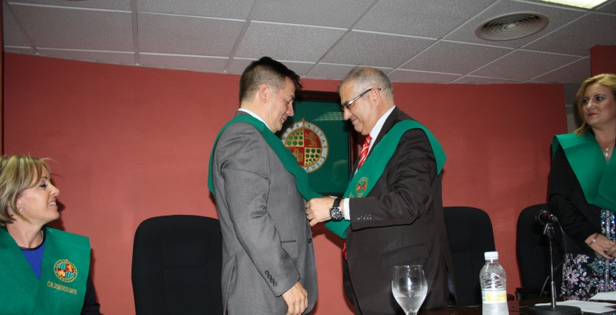 Manuel Parras impone la beca del Colegio Mayor Domingo Savio a Juan M. Rosas.