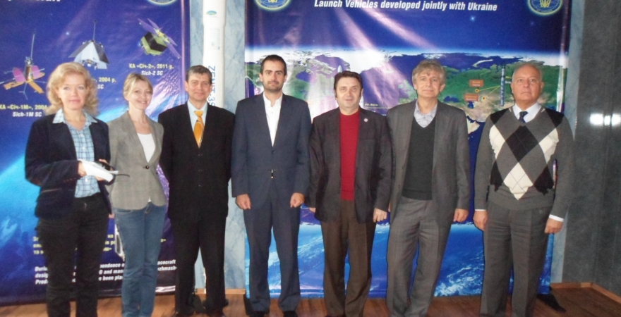 Los miembros del equipo de expertos español con los representantes de la Agencia Espacial Ucraniana