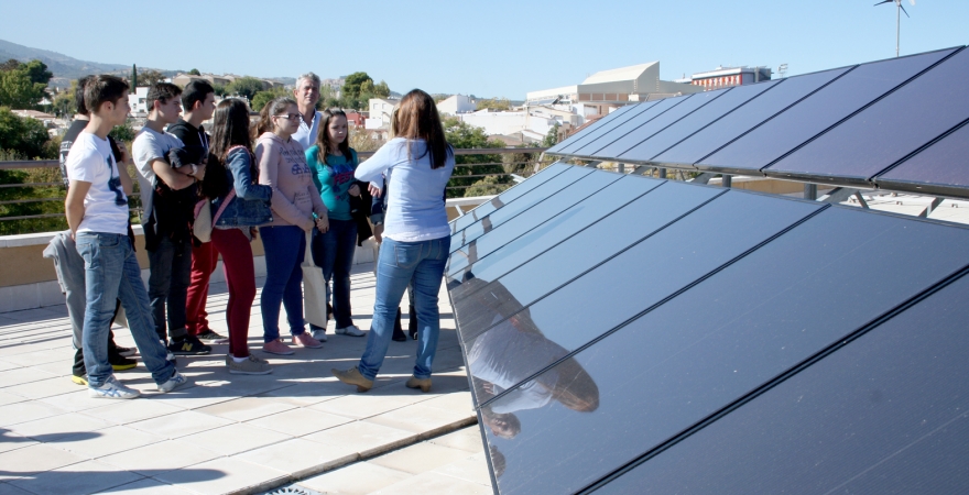 Alumnado de bachillerato observa placas fotovoltaicas en el Campus de Las Lagunillas.