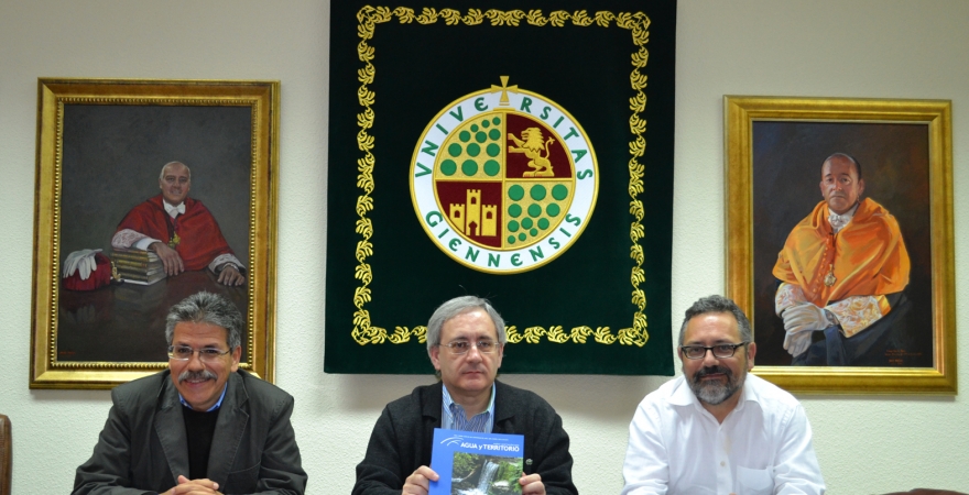 Juan Manuel Matés, junto a Alejandro Tortolero y Jesús Raúl Navarro, en la presentación de la Revista.