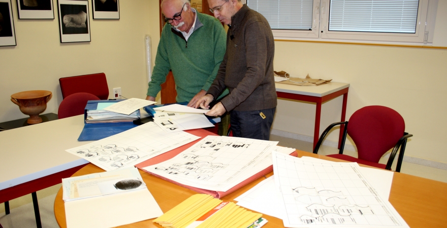 Arturo Ruiz, junto con Juan Pereira, revisando el material donado.