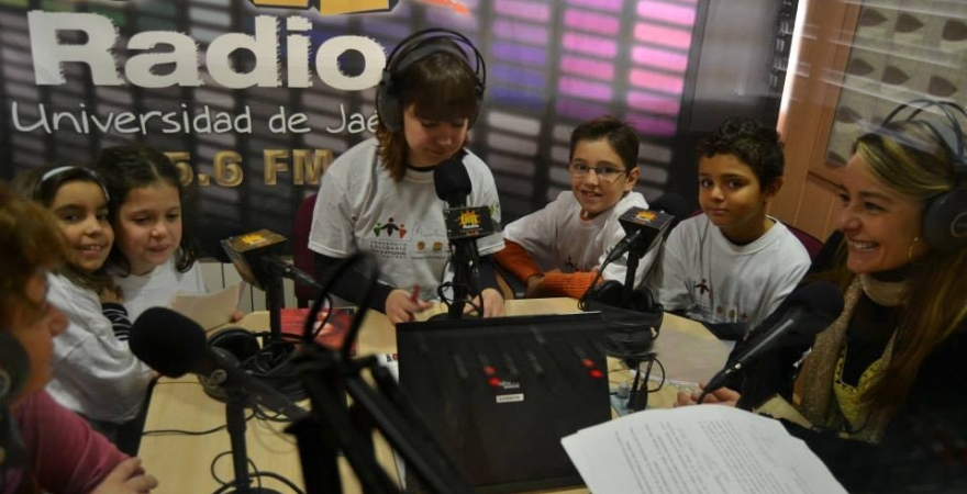 Rosario Sabariego, con escolares en el estudio de UniRadio Jaén.