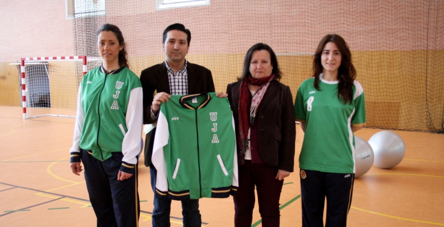 Ana Mª Ortiz y Juan Martínez, en el centro, junto a las capitanas de los equipos de baloncesto y fútbol.