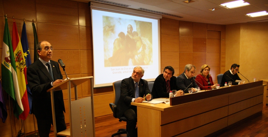 Momento de la conferencia del profesor Jesús López Ortega