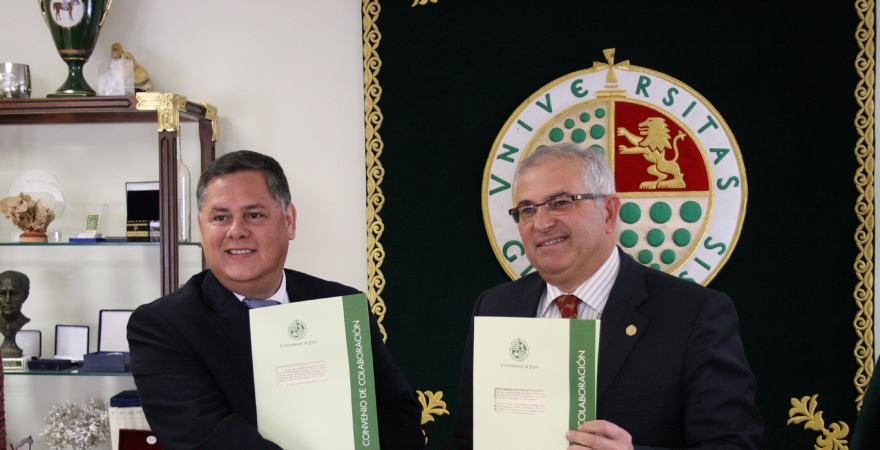 Víctor Alfredo Brítez y Manuel Parras Rosa, tras la firma del convenio