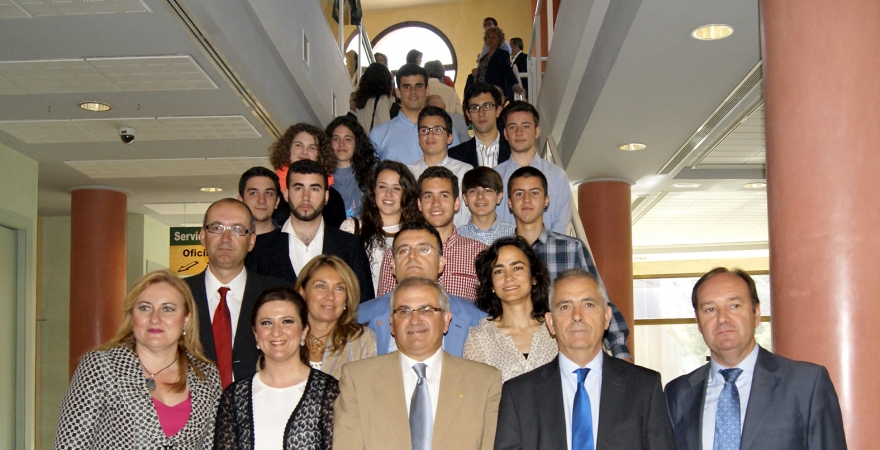 Fotos de familia de los premiados con los responsables académicos. Foto: David Jódar Cañera