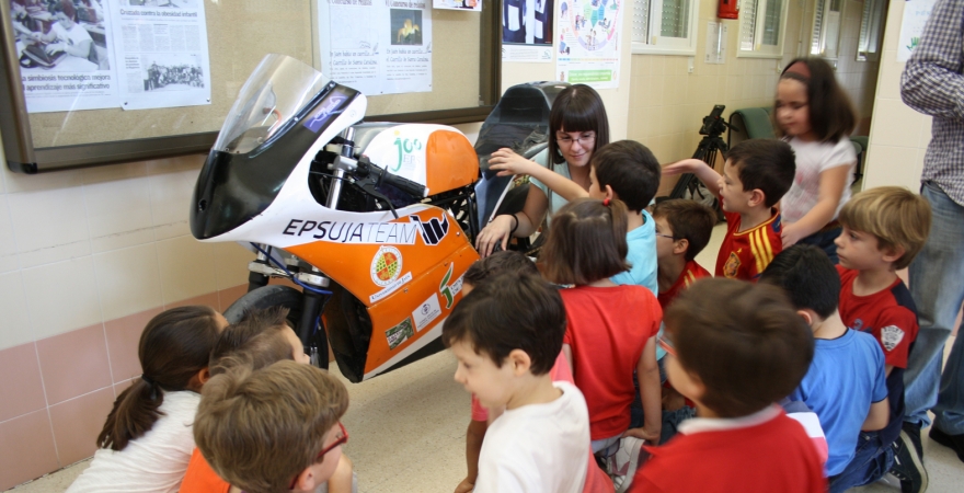 Escolares conocen la moto diseñada y fabricada por el equipo EPS UJA Team.