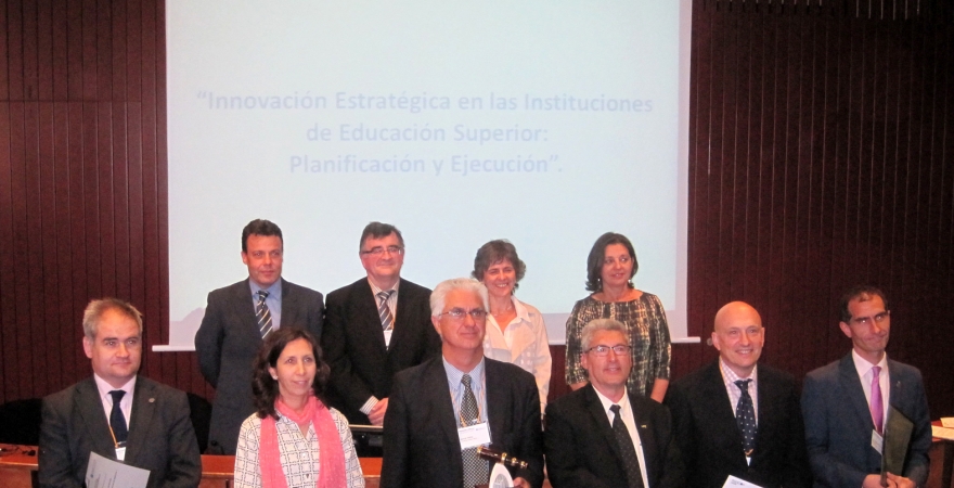 Jorge Delgado (izquierda), con el resto de representantes de instituciones galardonadas.
