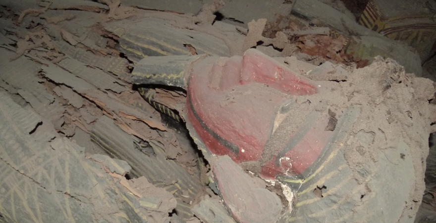Dos de los sarcófagos encontrados en la cámara intacta.