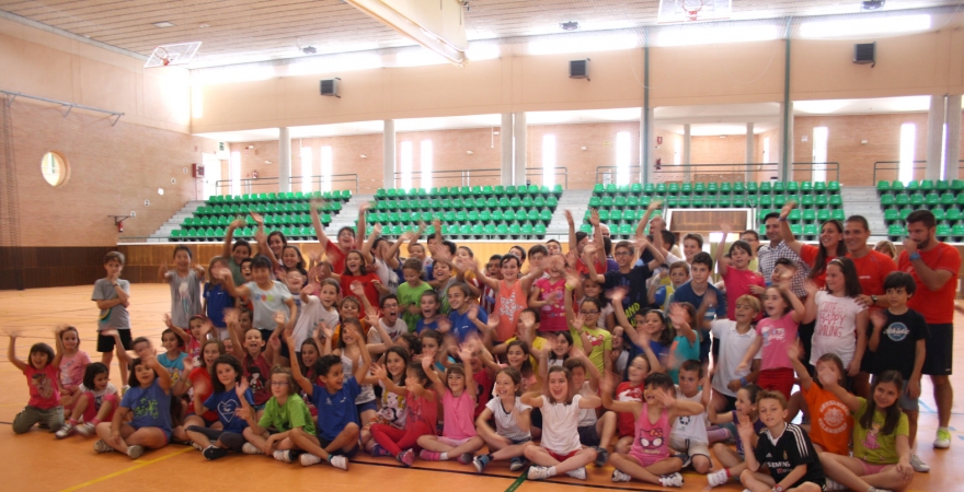 Niños y niñas de las Escuelas de Verano Deportivas en el pabellón de Jaén.