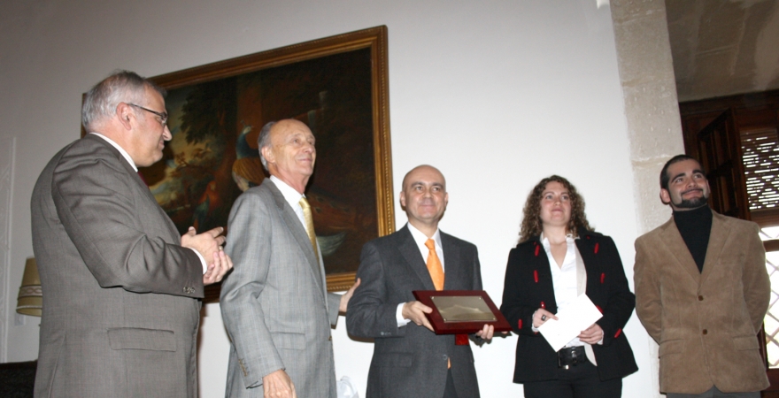 Luis Vañó entrega el premio de investigación que lleva su nombre al profesor José J. Gaforio, en presencia del Rector de la UJA.