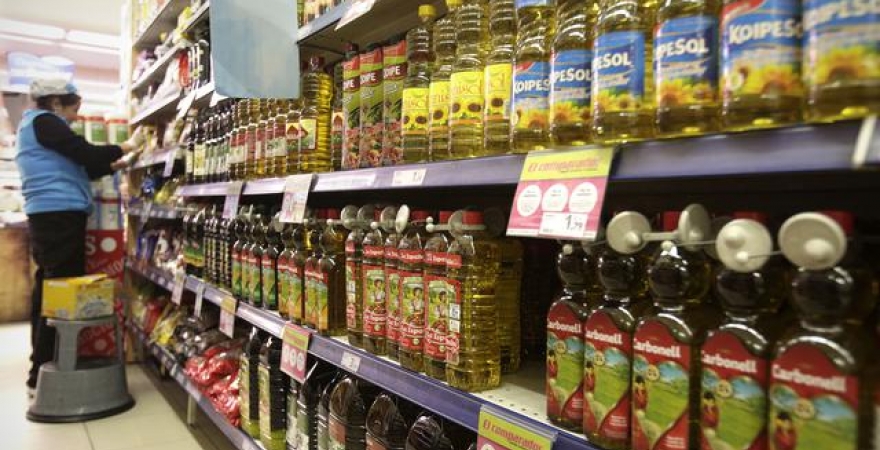 Estantería con aceites en un supermercado. Foto: Sinc.