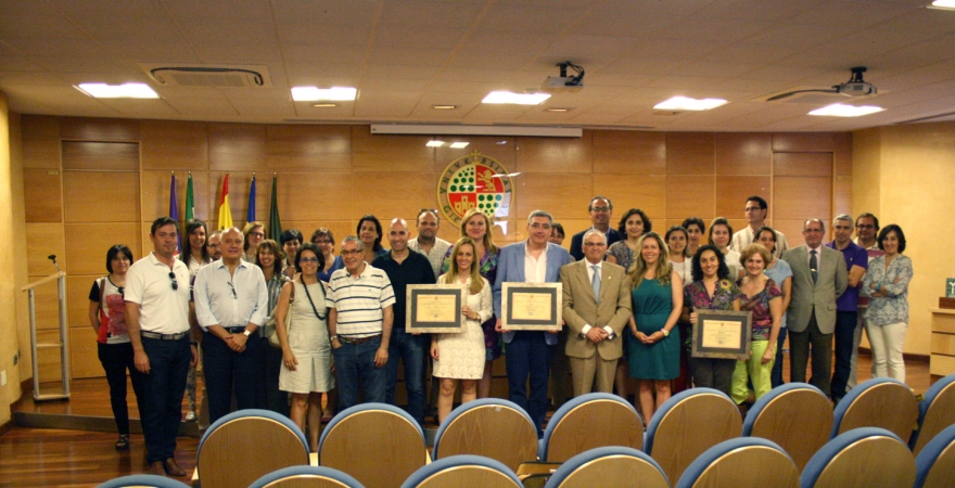 Foto de familia con galardonados, participantes y miembros del jurado.