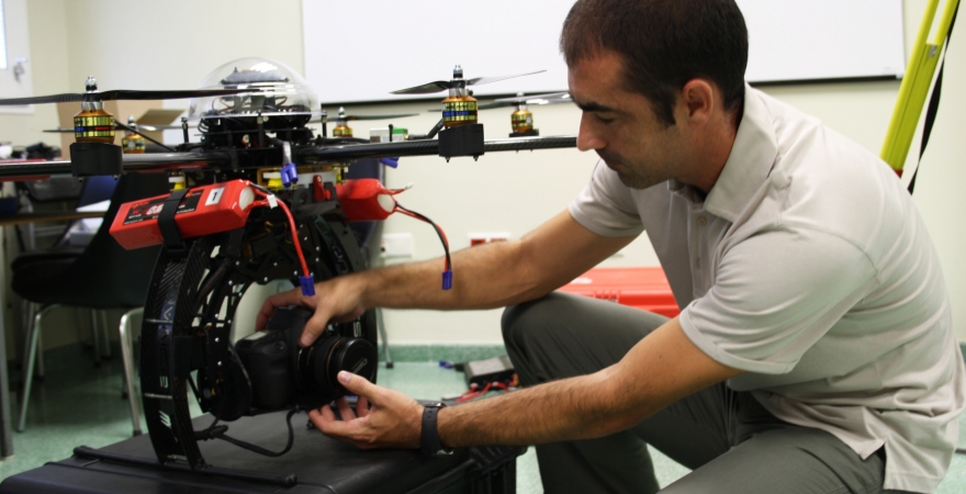 El investigador José L. Pérez realiza arreglos en un UAV.