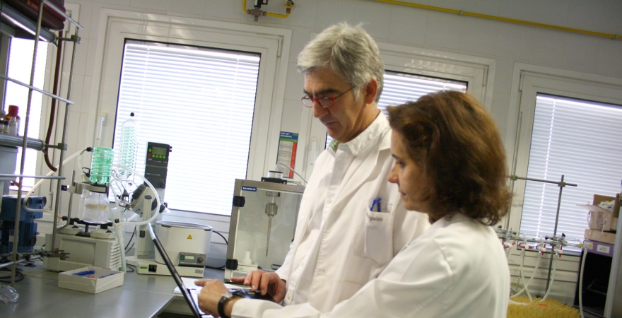 Dos investigadores consulta un portátil en un laboratorio.
