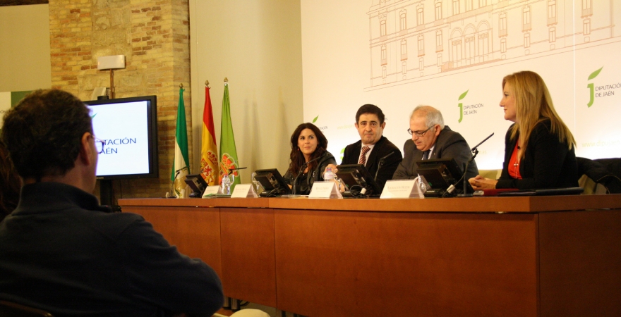 Momento de la firma del convenio entre Diputación y la Universidad de Jaén