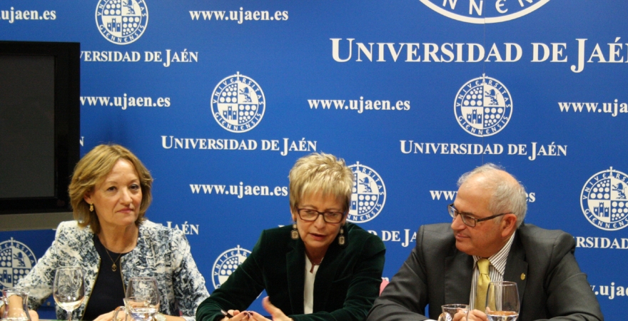 De izquierda a derecha, Mª del Carmen Ortiz, Elena Víboras y Manuel Parras, tras la firma.