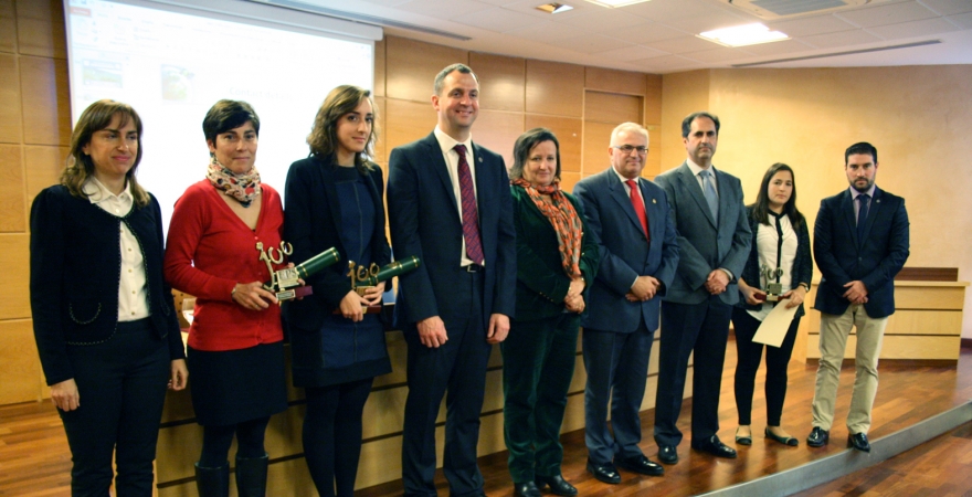 Foto de familia de premiados junto a representantes institucionales.