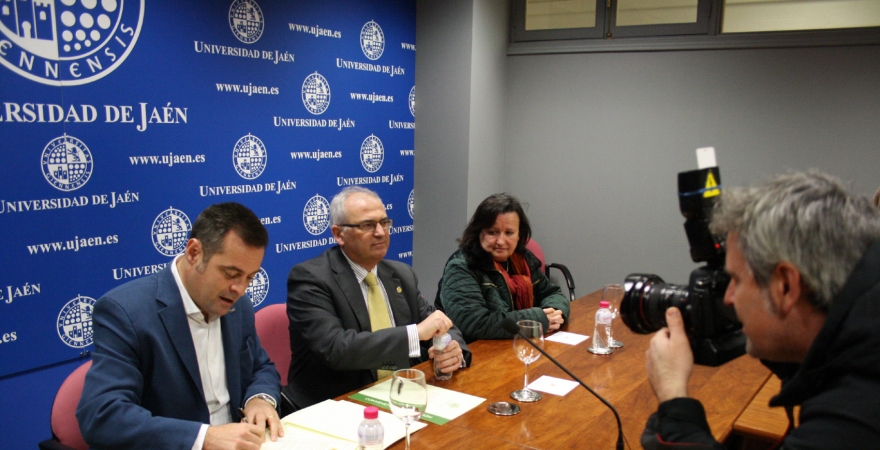 Juan Vilar, Manuel Parras y Ana María Ortiz, durante el acto de firma del convenio