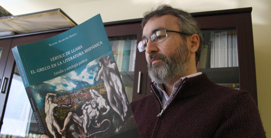 Rafael Alarcón, con su libro.