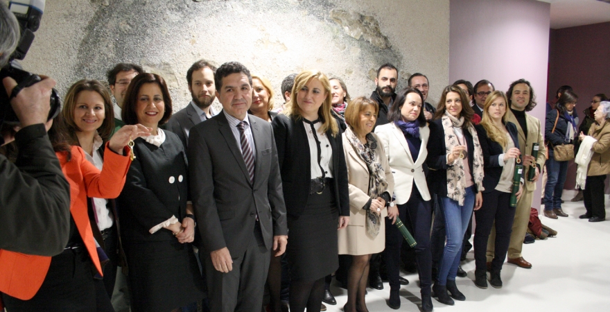 Foto de familia de autoridades y los nuevos empresarios que se alojarán en el Vivero de Empresas de la UJA