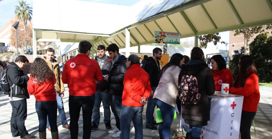 Stand de Cruz Roja durante Abecedario Solidario.