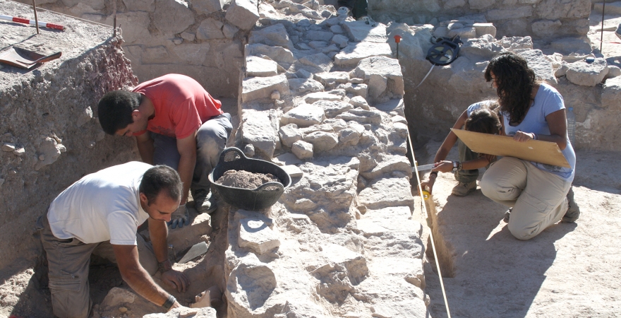 Trabajos de excavación realizados por el centro en el oppidum de Puente Tablas.