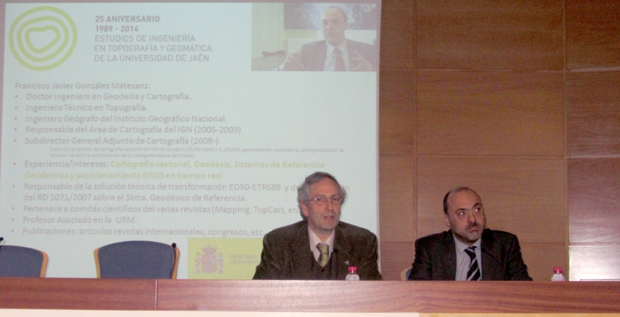 El conferenciante, a la derecha, junto al profesor Francisco J. Ariza.