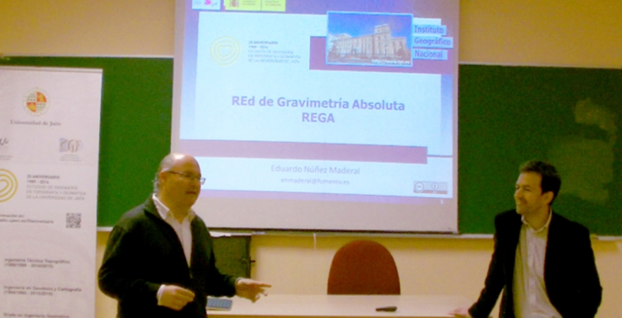El profesor José A. Peláez, presentando al conferenciante.