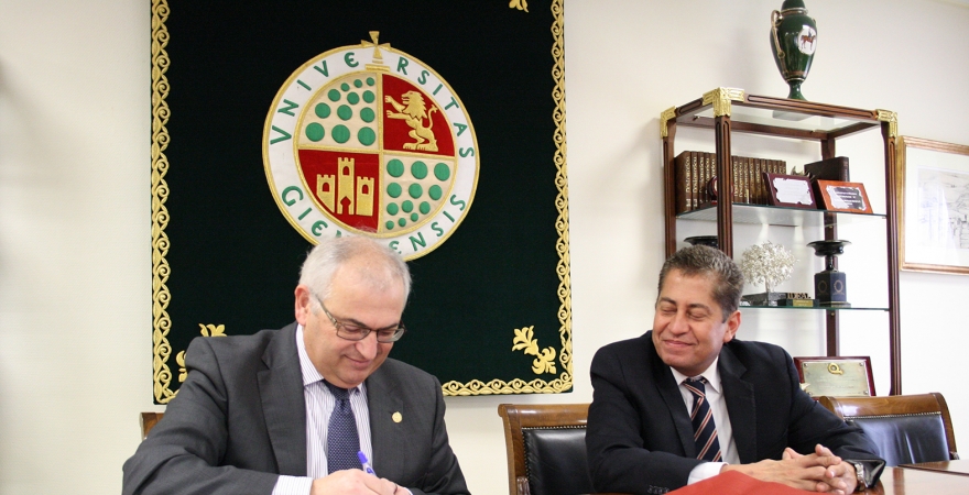Firma del convenio por parte del Rector de la UJA, junto a Eloy Espinosa-Saldaña.