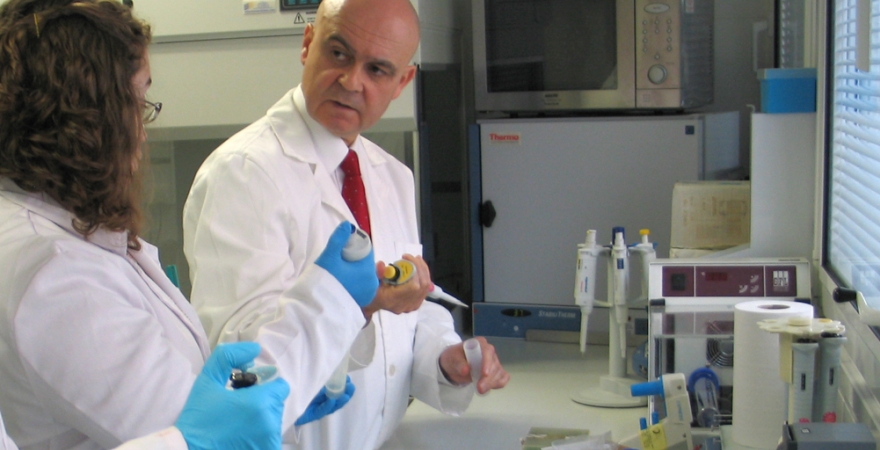El profesor José Juan Gaforio, en su laboratorio.