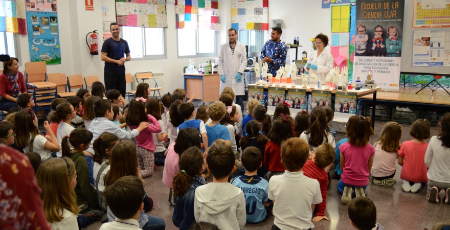 Momento del taller, en el colegio Gloria Fuertes de Jaén. Foto: Conrado Torres y Laura Milla.