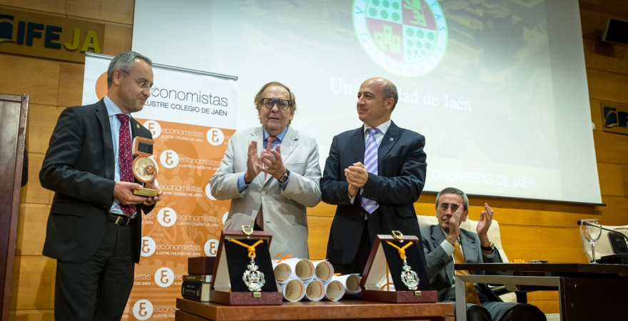 El Vicerrector Juan Ramón Lanzas recogió el premio