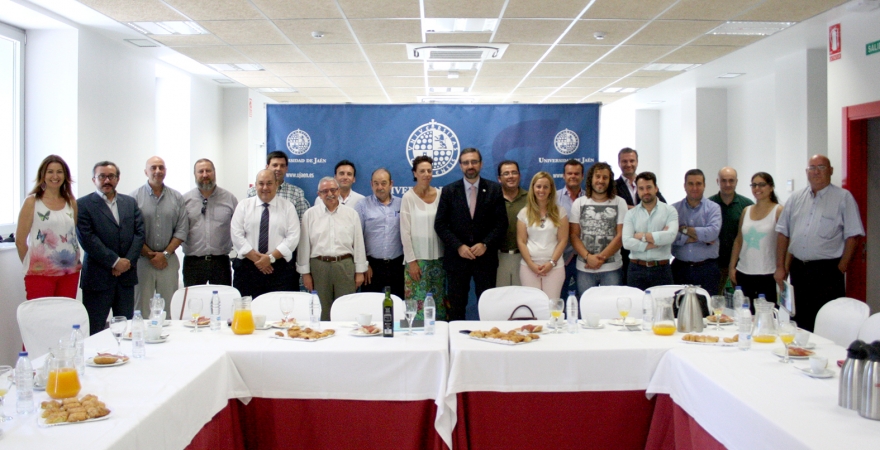 El Rector, junto al equipo de Comunicación de la UJA y representantes de los medios de Jaén.