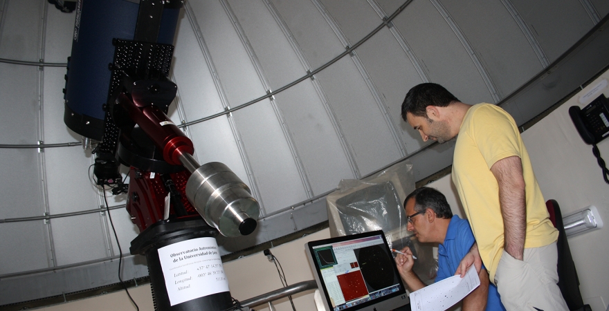 Josep Martí y Pedro Luque, en el Observatorio Astronómico de la UJA.