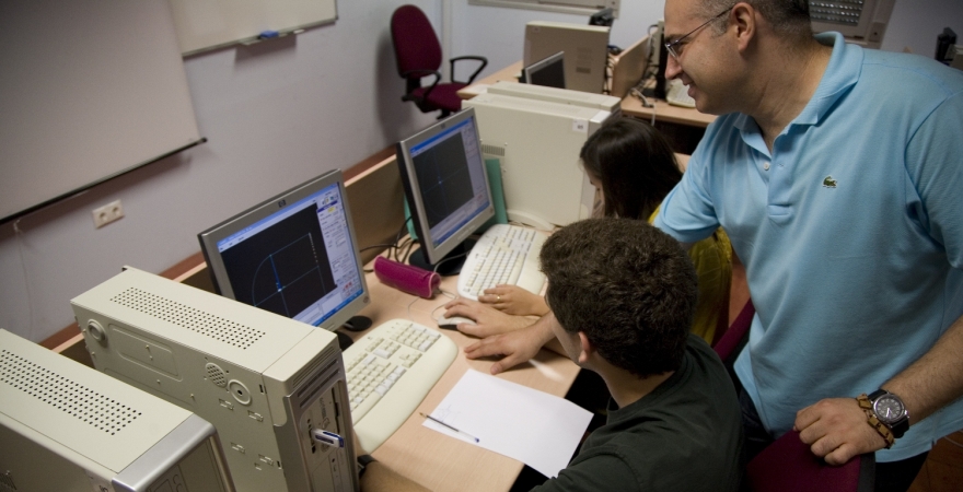 Alumno en un aula de Informática, en la UJA.