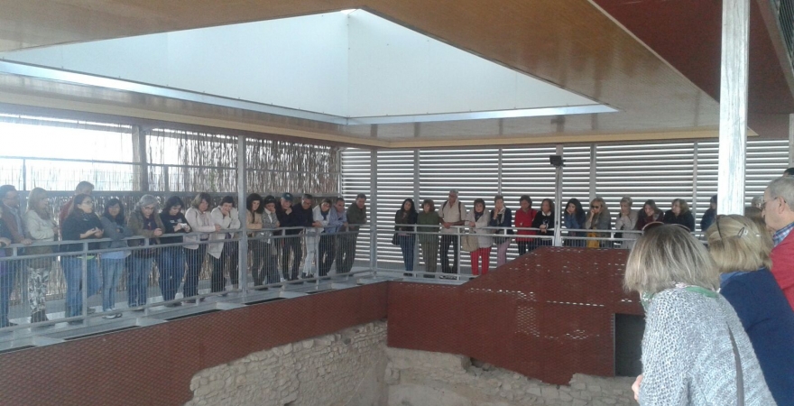 Participantes en la visita observan el Mosaico de los Amores en Cástulo.