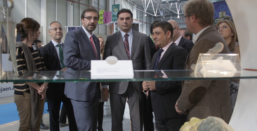 El investigador Alejandro Jiménez muestra las piezas al consejero de Turismo, al Rector y al presidente de la Diputación.